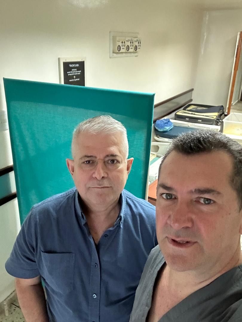 El Dr. Visbal junto a un colega