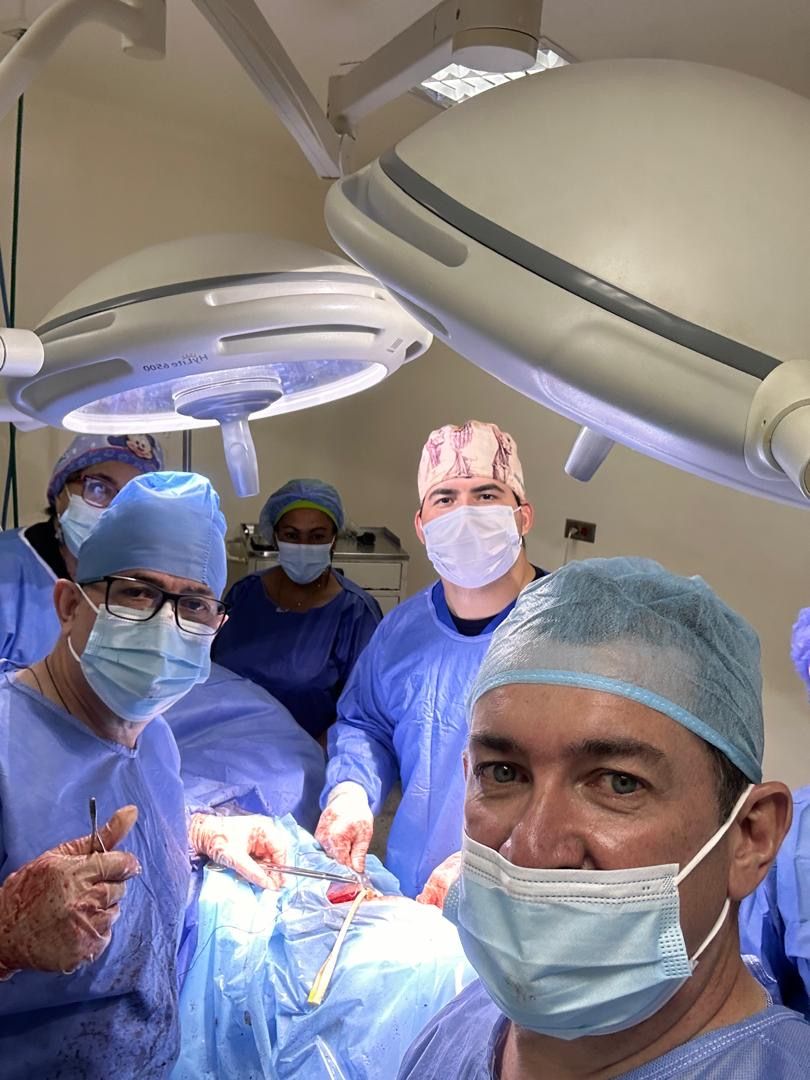 Equipo quirúrgico del Dr. Visbal en quirófano